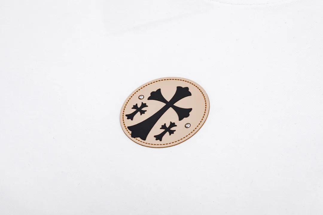 P200 CHROME HEARTS LoGo is fashionable and elegant, with a dropped shoulder style. The fabric is made of 26s double-yarn combed cotton compact spinning yarn with a weight of 280. It is matched with 1*1 Salona rib. The fabric is fermented and has a loose fit. Color: White Size: S～XXL